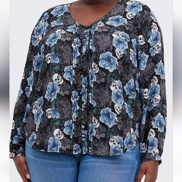 torrid Tops - Torrid women size 3 ( 22-24) pintuck button front blouse Skull Floral